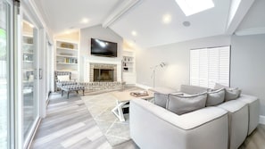House, Multiple Beds, Kitchen, Garden View (42 Planters Wood Drive) | Living area | TV