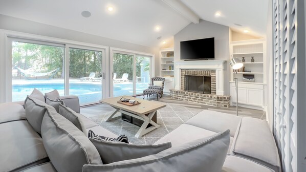 House, Multiple Beds, Kitchen, Garden View (42 Planters Wood Drive) | Living area | TV