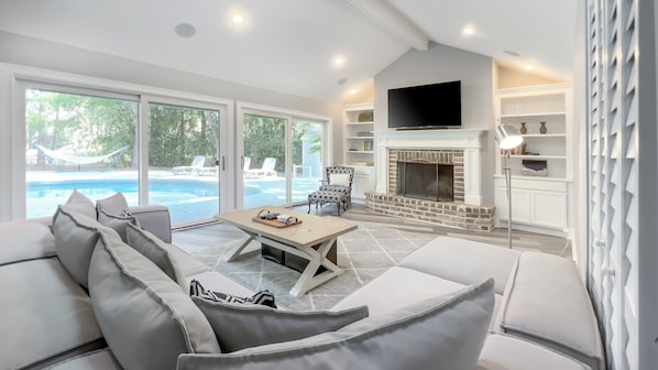 House, Multiple Beds, Kitchen, Garden View (42 Planters Wood Drive) | Living area | TV