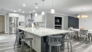 Rumah, Beberapa Tempat Tidur, dapur, pemandangan kebun (42 Planters Wood Drive) | Dapur pribadi | Mesin pembuat kopi/teh, lemari es, microwave, dan oven