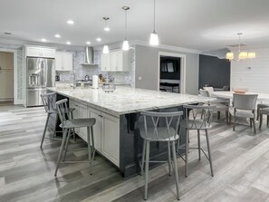 하우스, 침대(여러 개), 주방, 정원 전망 (42 Planters Wood Drive) | 전용 주방 | 냉장고, 전자레인지, 오븐, 쿡탑