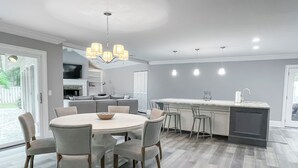 Rumah, Beberapa Tempat Tidur, dapur, pemandangan kebun (42 Planters Wood Drive) | Tempat makan