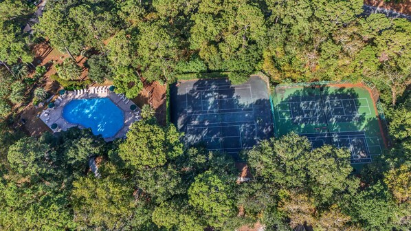 Una piscina al aire libre