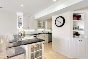 Villa, varias camas, cocina (720 Schooner Court) | Cocina privada | Refrigerador, microondas, horno y parrilla de estufa 