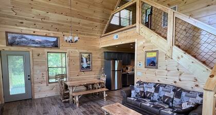 Smoky Mountains Cabin w/ Hot Tub & Cozy Fireplace