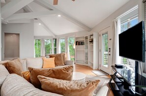 Villa, varias camas, cocina, vista al jardín (2075 Deer Island) | Área de sala de estar | Televisión 