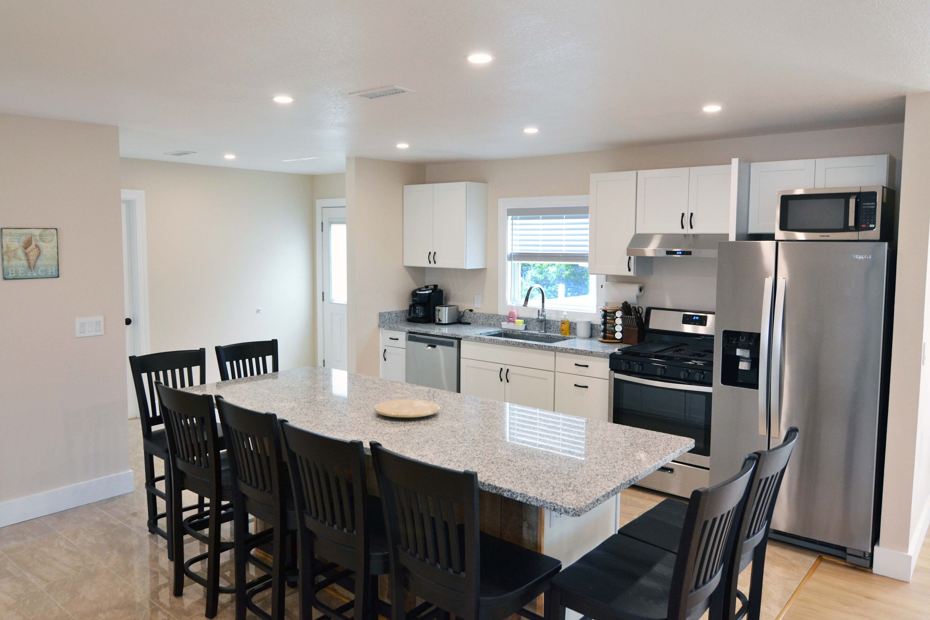 NEW!!! The Happy Hours Home - Freshly Remodeled/ 2 min from the beach