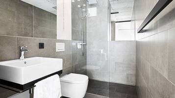 Douche, sĂšche-cheveux, serviettes fournies, savon