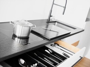 Kühlschrank, Mikrowelle, Herdplatte, Wasserkocher mit Kaffee-/Teezubehör