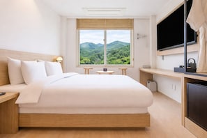 Japanese-style Double Room, 1 Queen Bed, Non Smoking, Mountain View | Premium bedding, down comforters, pillowtop beds, desk - Daisy Hotel (Yangpyeong)