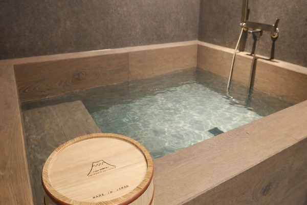 Suite bergaya Jepang, Bebas Asap Rokok, pemandangan gunung | Kamar mandi | Pengering rambut, jubah mandi, sandal, dan handuk
