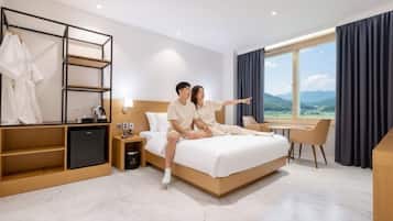 Standard Room, 1 Queen Bed, Non Smoking, Mountain View | Premium bedding, down duvets, pillow-top beds, desk