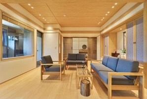 Signature Penthouse, Multiple Beds, Non Smoking, Mountain View | Premium bedding, down comforters, pillowtop beds, desk