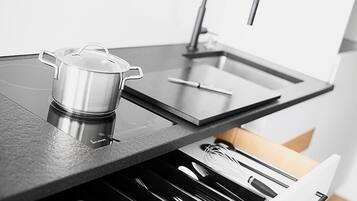 Kühlschrank, Mikrowelle, Herdplatte, Wasserkocher mit Kaffee-/Teezubehör