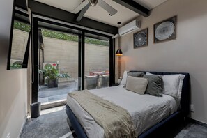 2 chambres, coffre-fort, bureau, fer et planche à repasser
