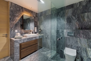 Dusche, Haartrockner, Handtücher, Seife