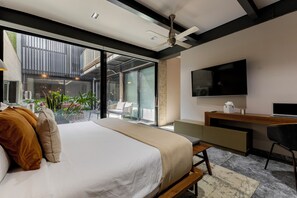 2 bedrooms, in-room safe, desk, iron/ironing board