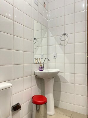 Habitación doble clásica | Baño | Regadera y toallas