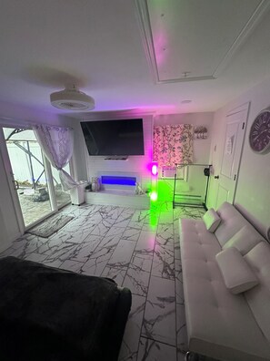 Smart TV, fireplace