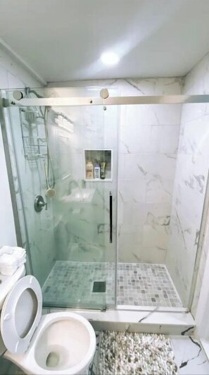 Suihku, hiustenkuivaaja, pyyhkeet, saippua