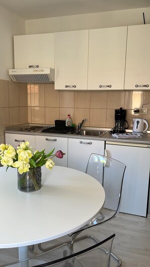 Apartment | Private kitchen | Fridge, stovetop, cookware/dishes/utensils - Central Apartment Bol (Bol)