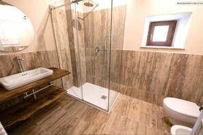 Douche, sèche-cheveux, bidet, serviettes fournies