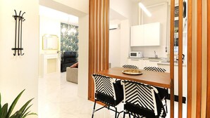 Un comedor moderno con una mesa de madera y sillas con estampado blanco y negro.
