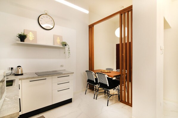 Kühlschrank, Mikrowelle, Herdplatte, Geschirrspüler