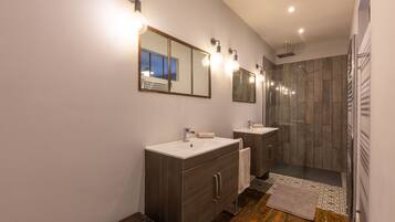 Combined shower/bathtub, hair dryer, towels, soap