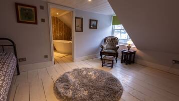 2 Schlafzimmer, Schreibtisch, Bügeleisen/Bügelbrett, Reisekinderbett