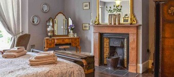 DUKE OF WELLINGTON HQ - Historical High Street 3 floor Townhouse Apartment