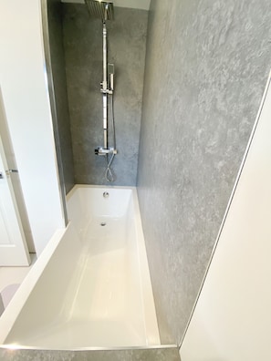 Combined shower/bathtub