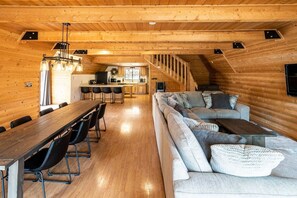 Televisie en een open haard