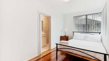 5 bedrooms, iron/ironing board, WiFi, bed sheets