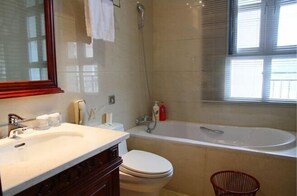 A bathroom with a bathtub, toilet, and sink. - Nanbu Shengzhong Lake Holiday Homestay (Nanbu County)