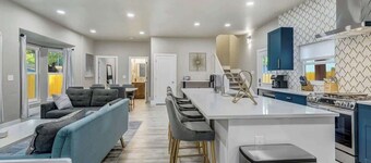 Baby Blue! Private Hot Tub, Elegant Kitchen/Baths!