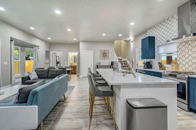 Baby Blue! Private Hot Tub, Elegant Kitchen/Baths!