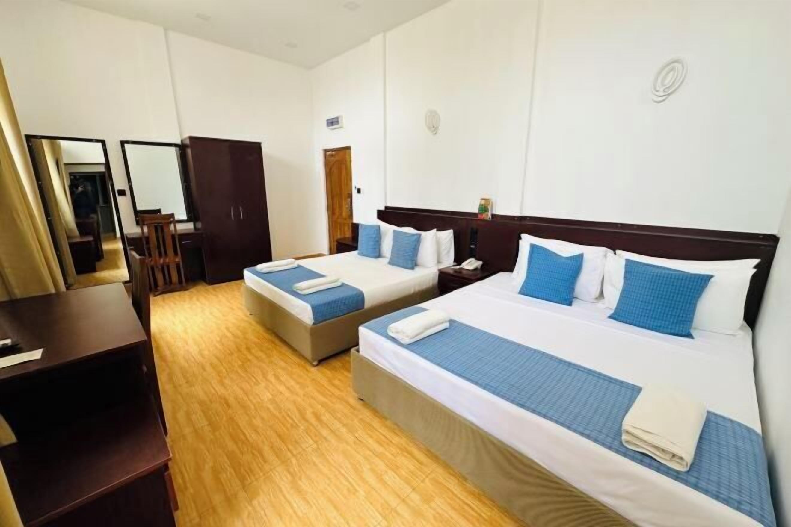 Ropa de cama de alta calidad, camas con efecto memoria y minibar 