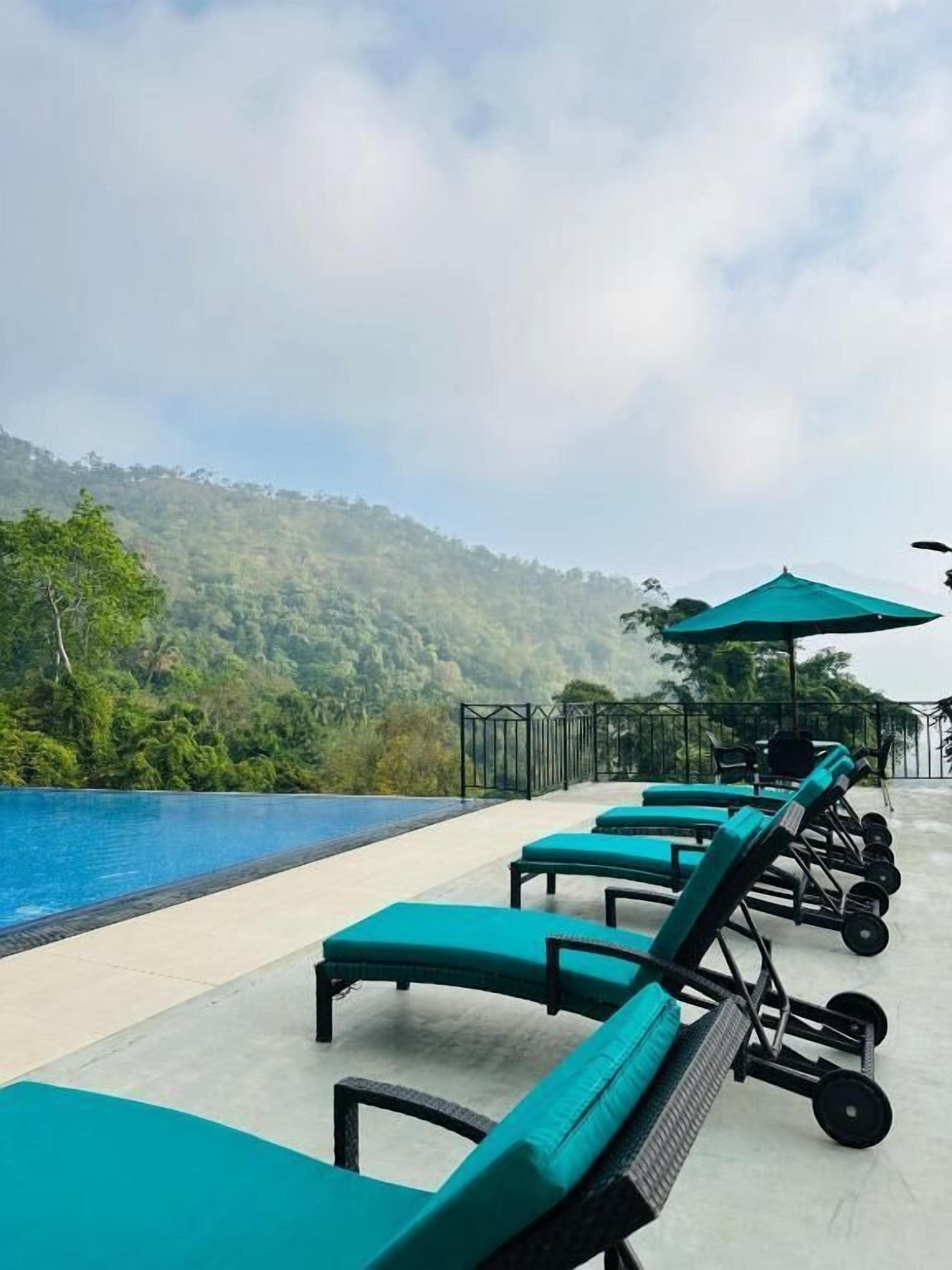 Kolam renang terbuka, dibuka dari pukul 8:00 hingga 20:30, payung kolam 