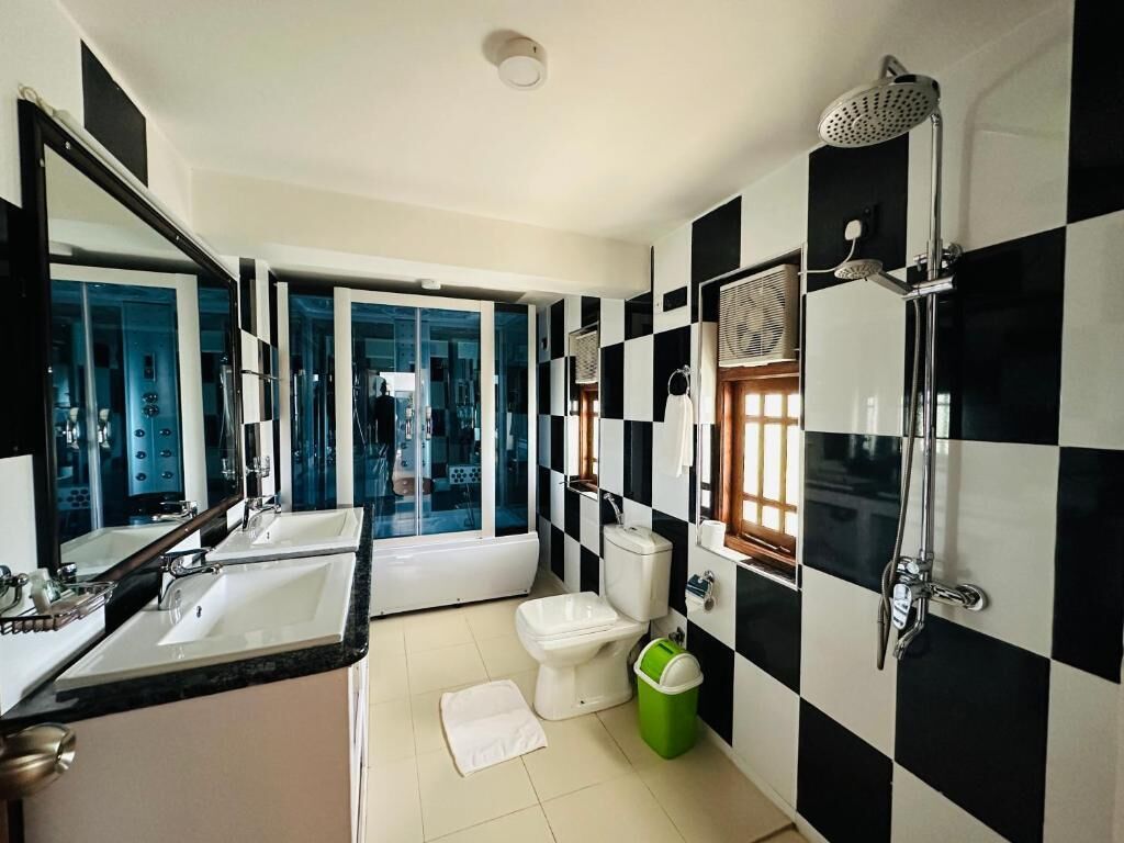 Family Studio with Jacuzzi | Bathroom | Shower, rainfall showerhead, free toiletries, hair dryer