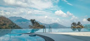 Piscina a l'aire lliure (horari: 08:00-20:30), para-sols i gandules 