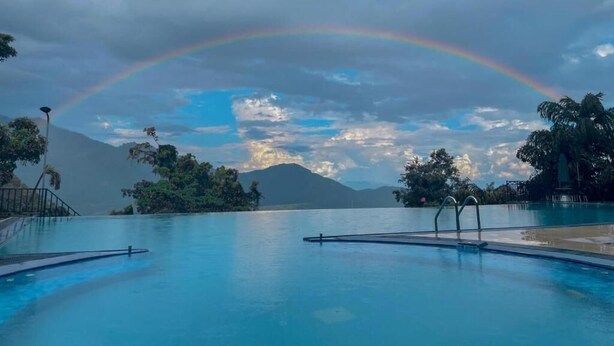 Una piscina con un arcoíris al fondo.