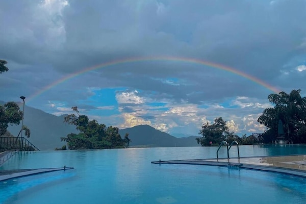Außenpool, geöffnet von 08:00 Uhr bis 20:30 Uhr, Sonnenschirme
