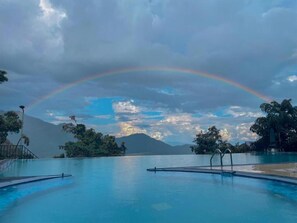 Ein Schwimmbecken mit einem Regenbogen im Hintergrund.