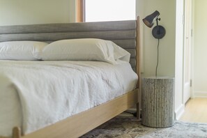 3 habitaciones, escritorio y tabla de planchar con plancha 