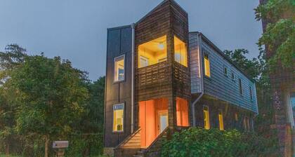 Brilliant Southside Home on 2 Acre Park + Pet Friendly