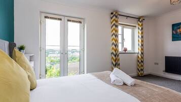 5 bedrooms, iron/ironing board, internet, bed sheets