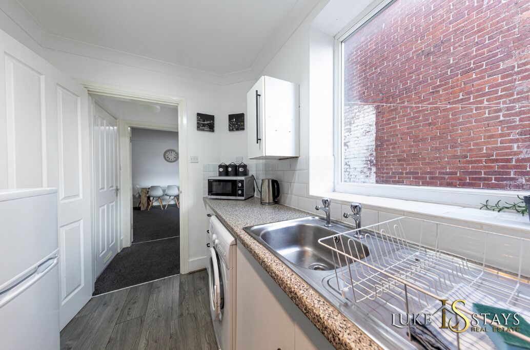 Réfrigérateur, micro-ondes, plaque de cuisson, grille-pain