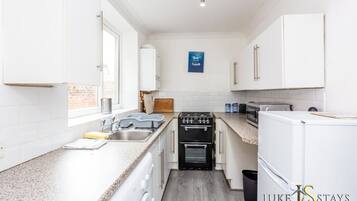 Réfrigérateur, micro-ondes, plaque de cuisson, grille-pain