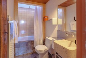 Sèche-cheveux, serviettes fournies, savon, papier toilette